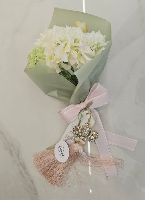 Mini Bouquet con Fiori Profumati panna e verde e Portachiavi Gioiello
