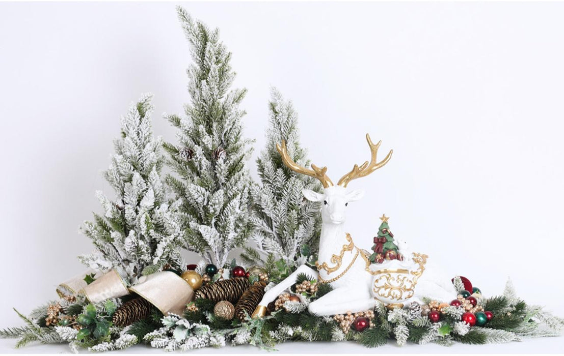 Centrotavola con 3 alberelli innevati e decori natalizi con renna bianca - Fiori di Lena