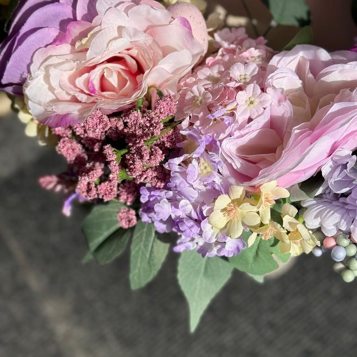 Centrotavola Pasquale con Peonie Uova e Ortensie