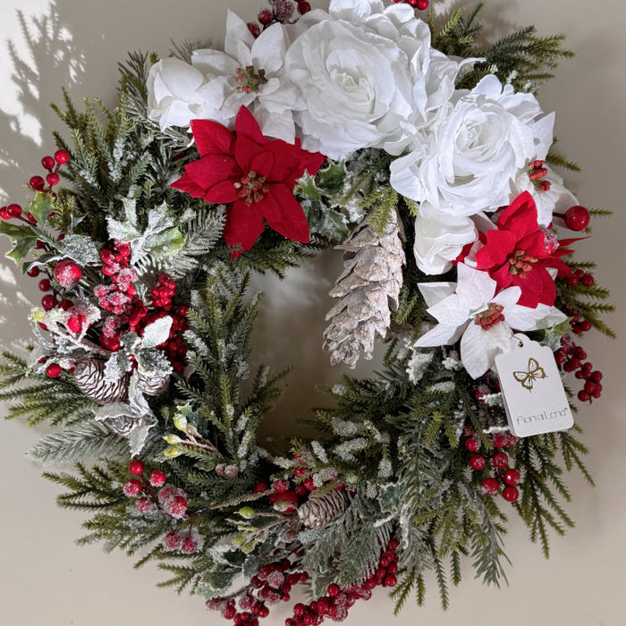 Ghirlanda Fuoriporta Innevata con Pino, Stelle e Bacche - Fiori di Lena