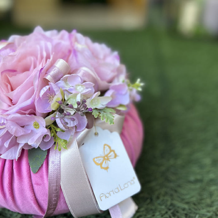 Pouf in Velluto Rosa con Rose e Ortensie