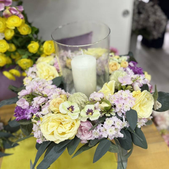 Centrotavola Pasquale con Peonie Ortensie e Candela