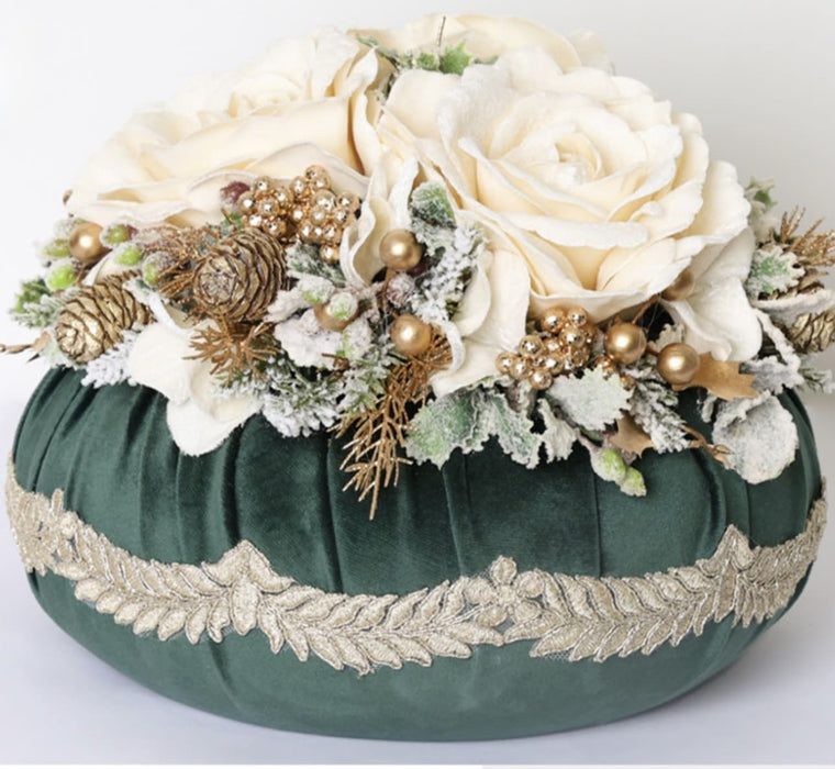 Pouf in velluto verde inglese a tre rose 28 cm