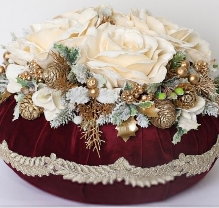 Puffo in velluto amaranto con tre rose 28 cm