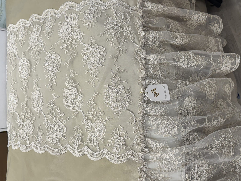 Scaldotto in velluto nocciola con fascia di pizzo nocciola e panna