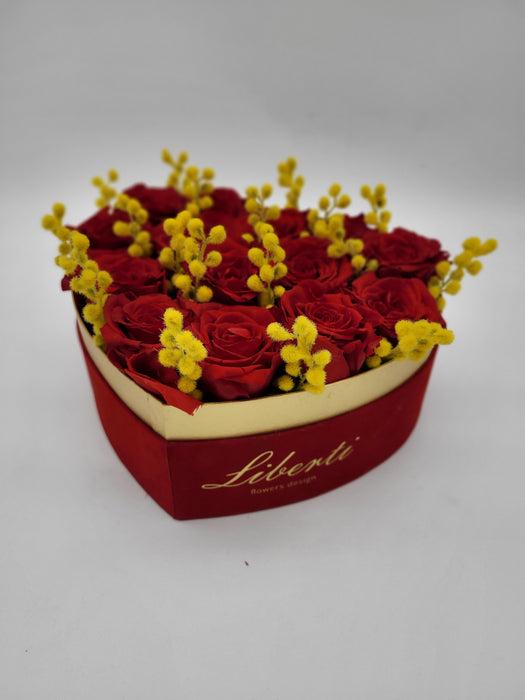 Box cuore velluto rosso con 14 rose rosse stabilizzate e mimosa